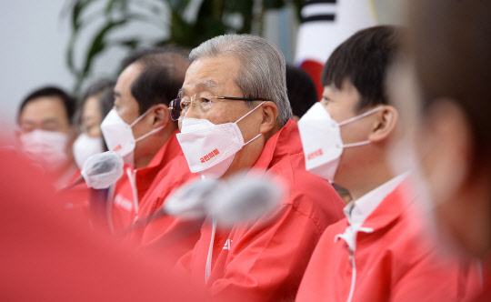 13일 김종인 국민의힘 총괄선대위원장이 국회에서 열린 중앙선거대책위원회의에서 발언하고 있다. 국회사진기자단=연합뉴스.